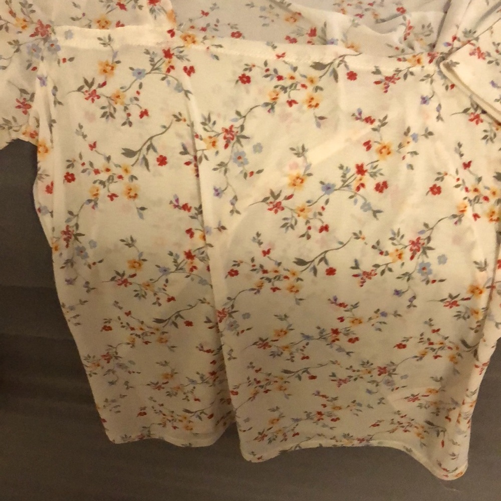 I am selling this because it’s never been worn it’s a small